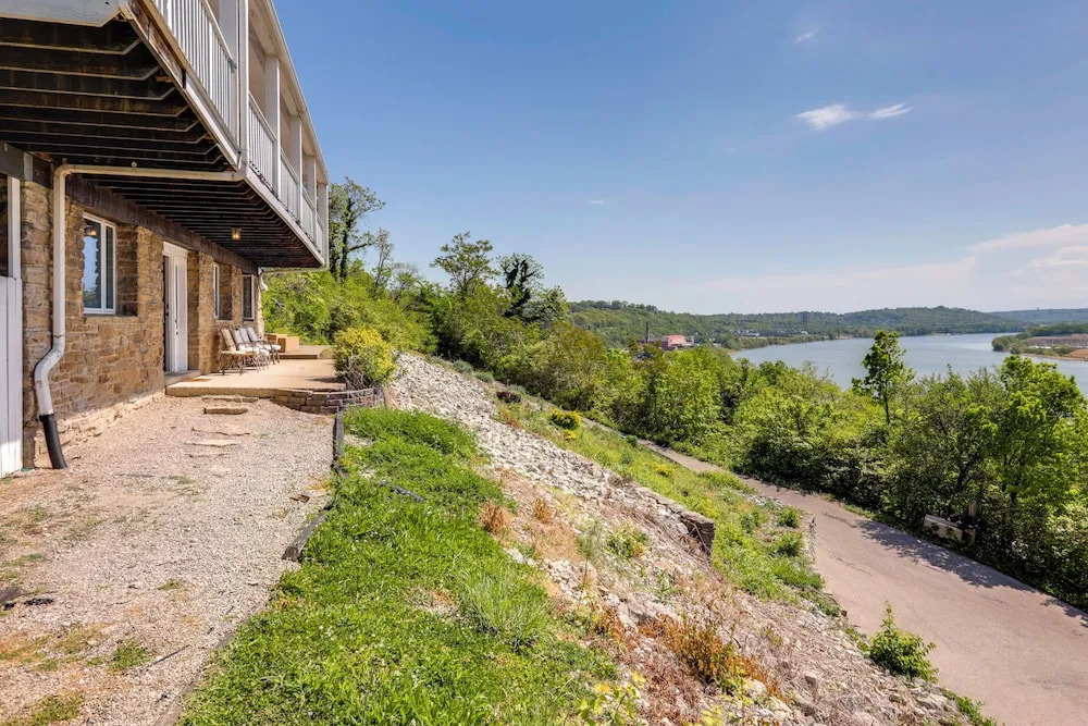 Wooded Apt w/ River Views, 3 Mi to Dtwn Cincinnati