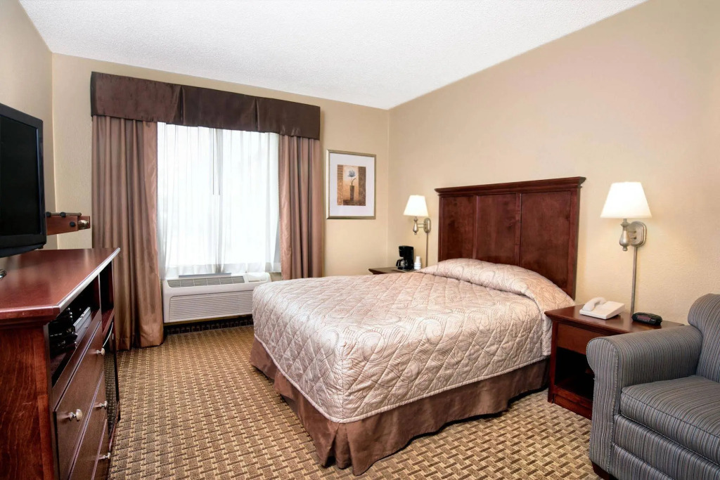 Barrington Hotel & Suites