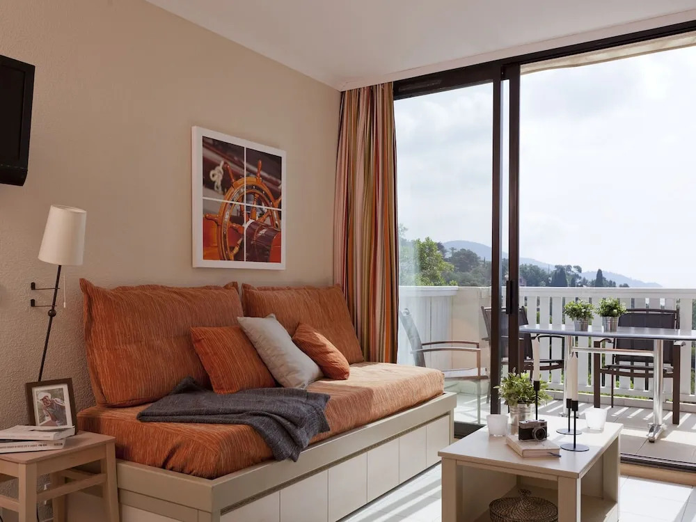 Attractive Apartment With Dishwasher, in Cozy Coastal Town