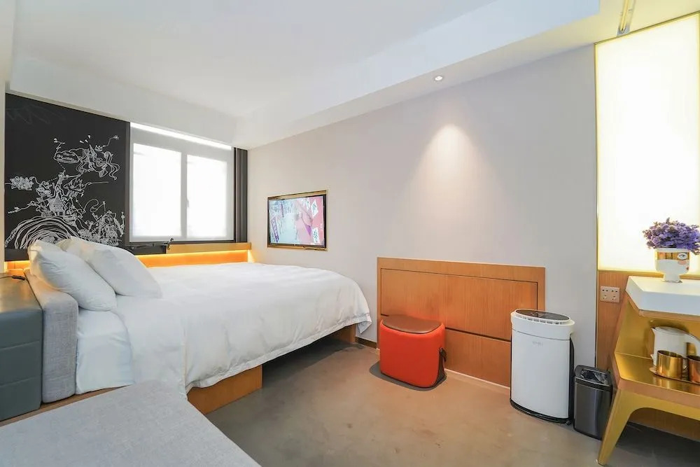 No. 8 Art Hotel