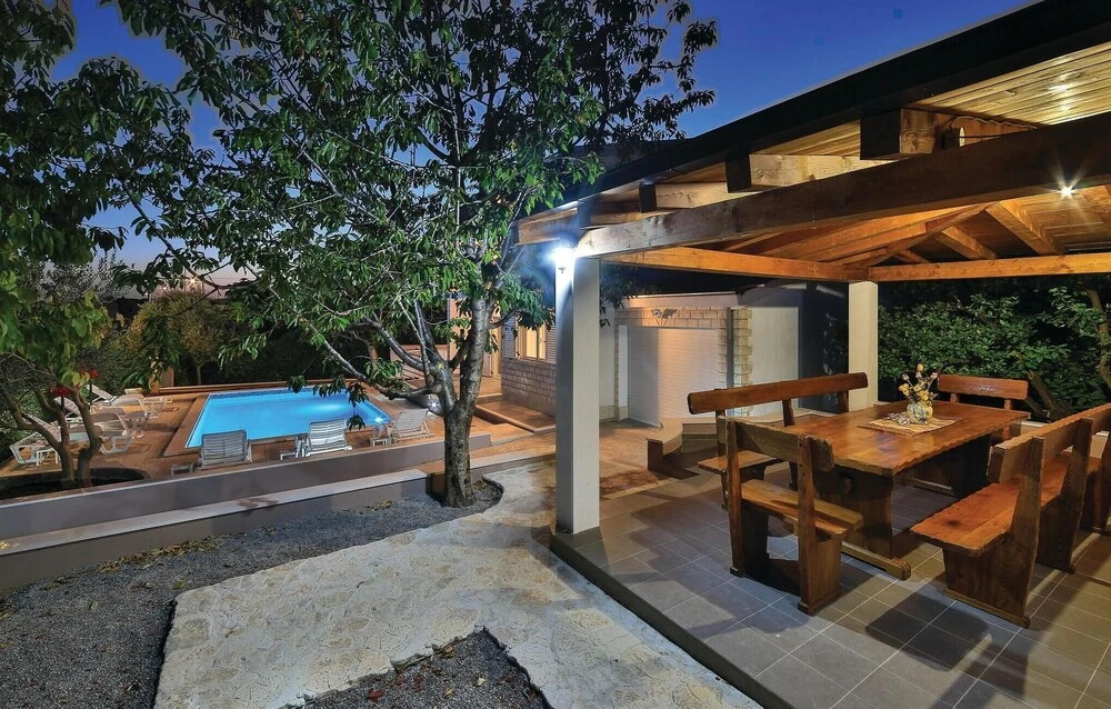 Four-Bedroom Holiday Home In Kastel Gomilica