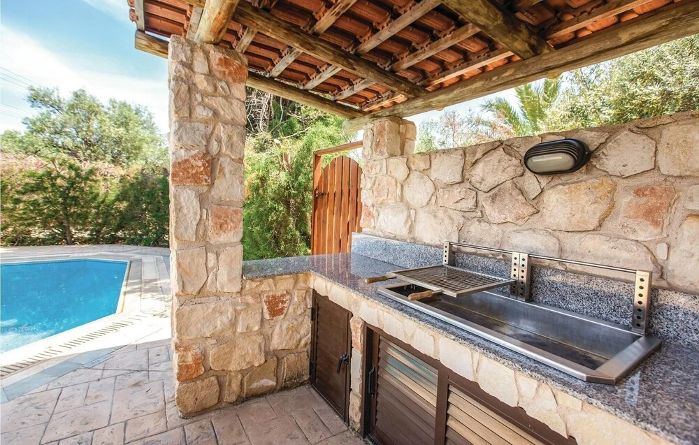 Amazing Home in Laatchi With 3 Bedrooms, Outdoor Swimming Pool and Swimming Pool