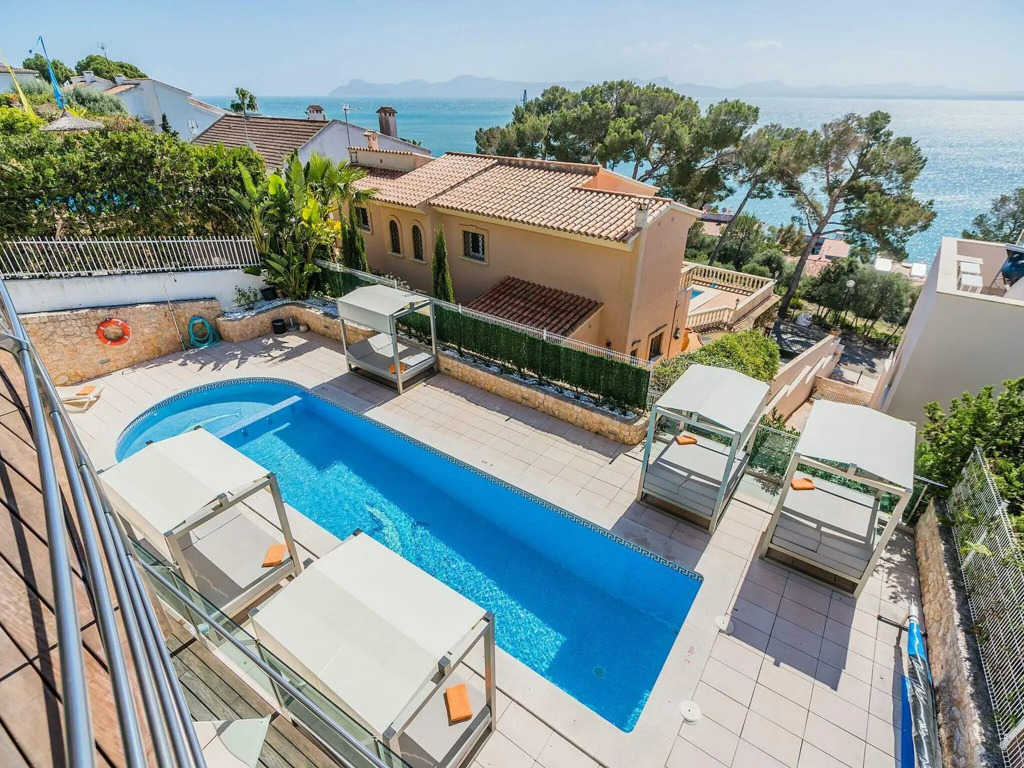 Luxury villa in Alcudia with private pool and 200 meters from the beach