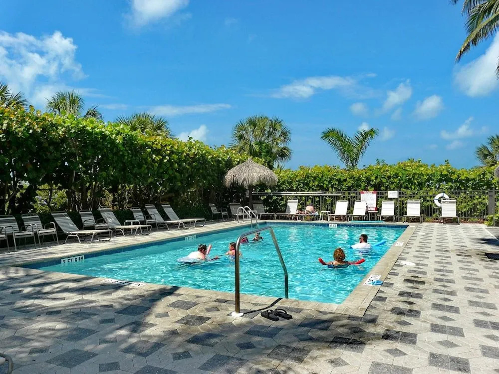 Beachfront Condo With Huge Views/pools/tennis/grills