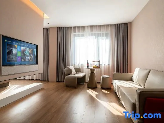 Jiaojiang Paris·Elegant Designer Resort Hotel (Jiazhi Old Street Garden Market Branch)