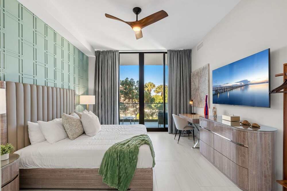 Harbor Island Beach Club - Luxury Waterfront Apartments with Views Pool Dock Private Beach Access