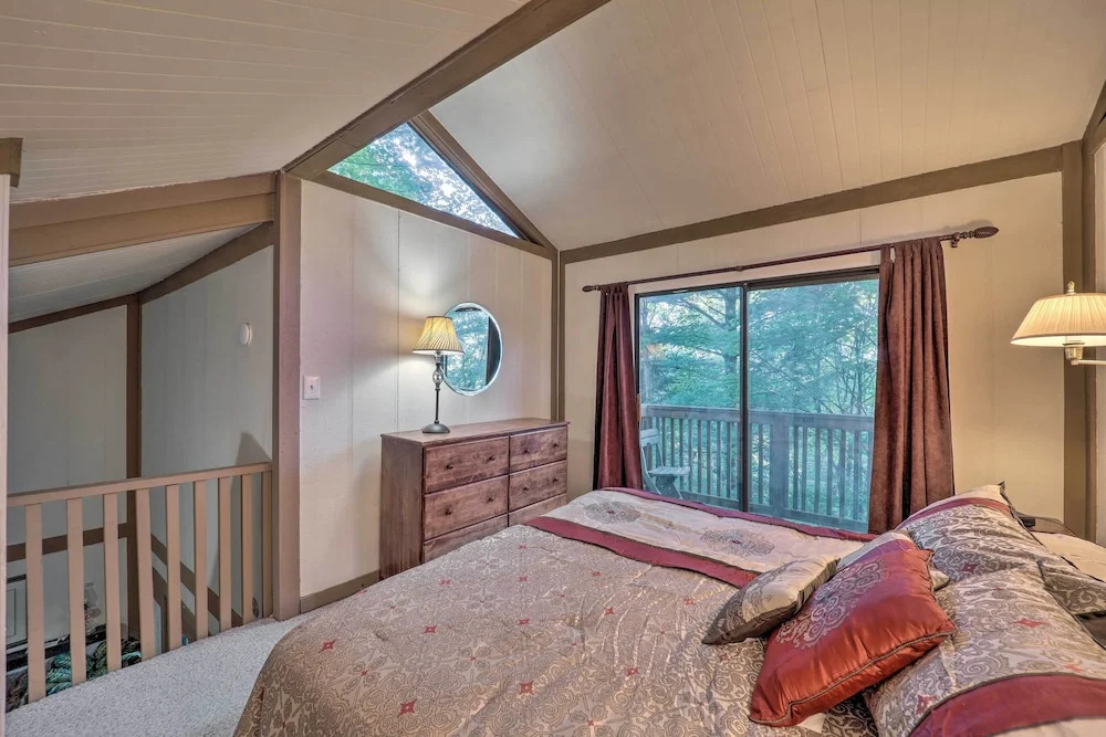 Ski Resort Cabin w/ Deck in Beech Mountain!