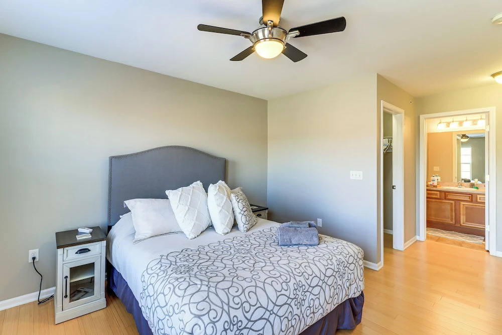 25 Mi to Detroit: Townhome w/ Smart TV!