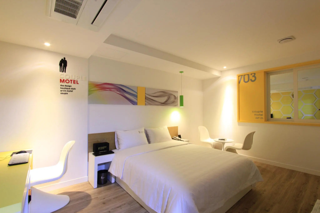 Couple Hotel