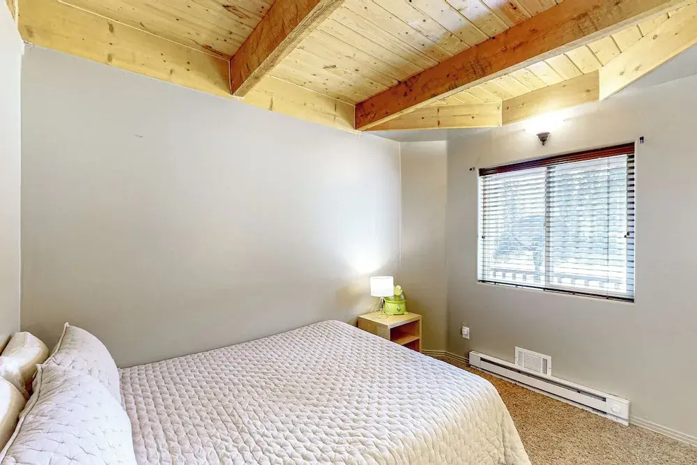 3BR w/ Views, Ping-pong, Deck, & Fireplaces