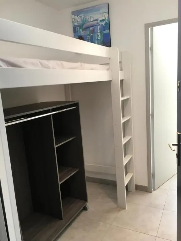 Studio cabine ensoleillé en plein centre ville dans résidence avec piscine