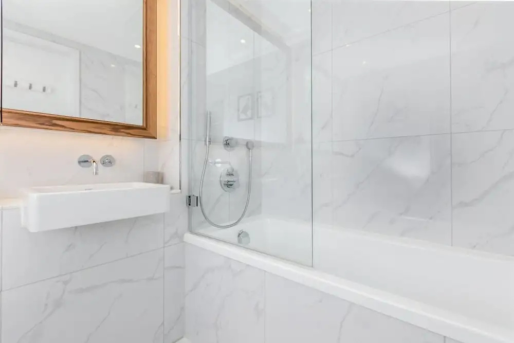 Bright 1 Bedroom Flat with Amazing Rooftop!