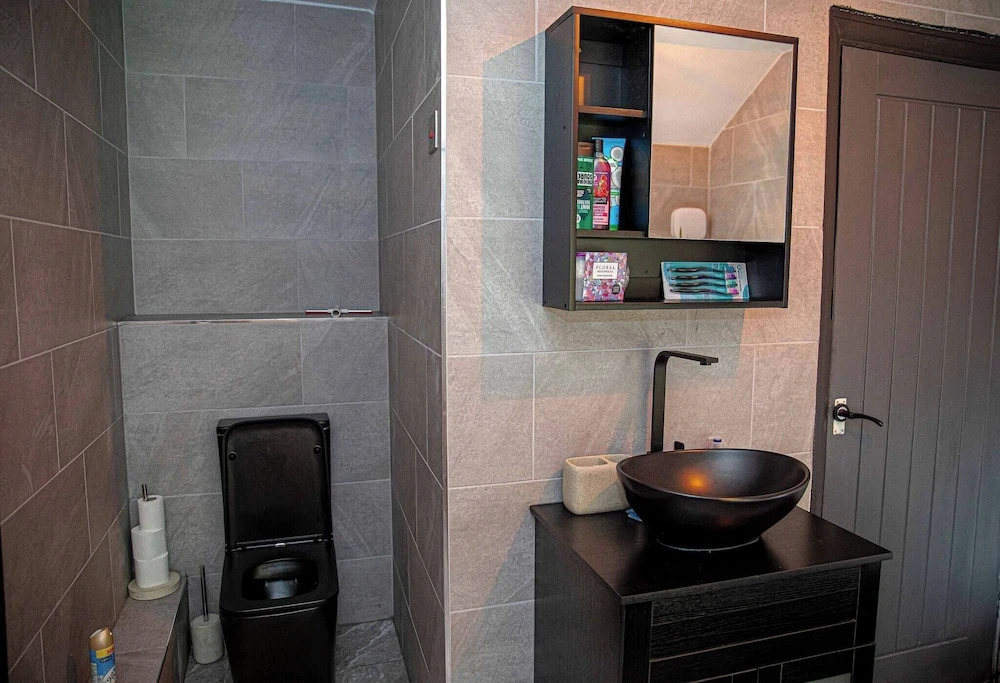 Home in Manchester Near Etihad Stadium - Parking