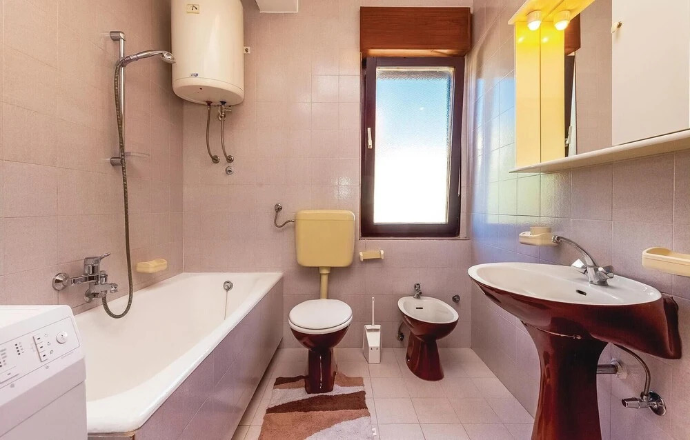 Gorgeous Home In Selce With House Sea View