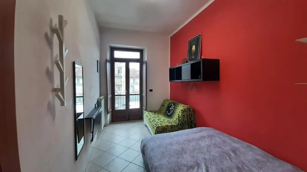 Cozy ROOM STANZA close city center in a family House Stanza in appartamento condiviso noi viviamo in casa STANZA in affitto