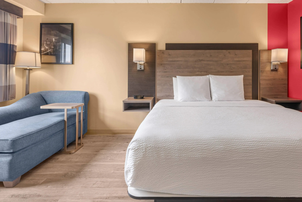 Ramada by Wyndham Minneapolis Golden Valley