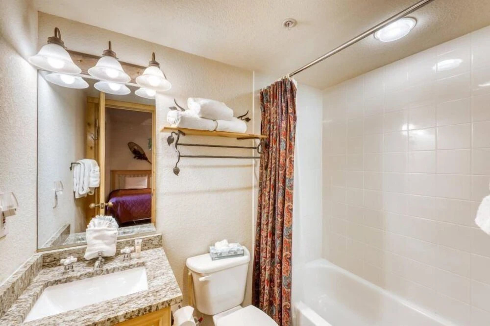 Spacious 4 Bedroom Mountain Vacation Rental With Private Hot Tub and Free Shuttle to Slopes