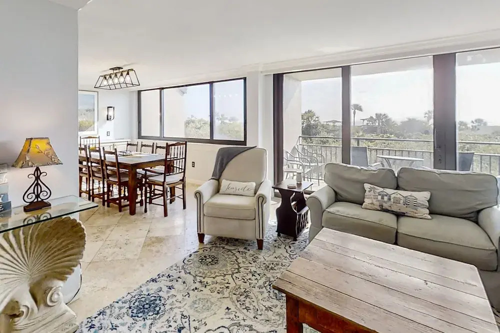 Spacious Condo With Beach Access, Balcony, AC & Outdoor Pool