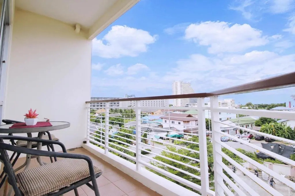 Flame Tree Residence , City Center & Close to Beach Cozy Apartment