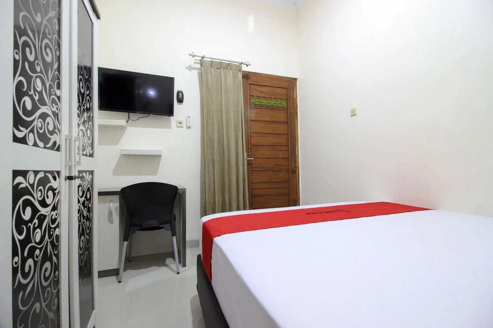 RedDoorz Plus near STIE YKPN 2