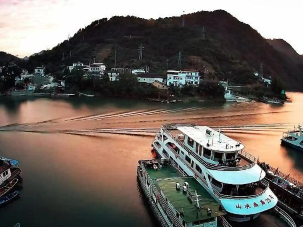 She County Shendu Town Gallery Home Homestay (Xin'anjiang Landscape Gallery Scenic Area)
