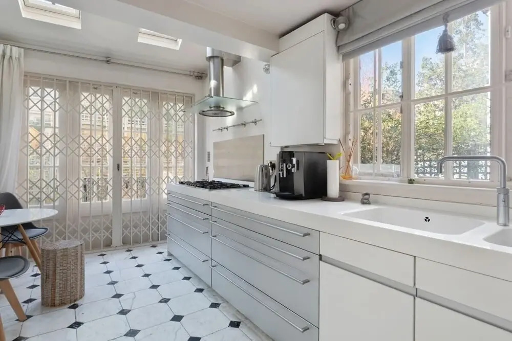 Spacious Designer 2 Bedroom Maisonette With Garden in Chelsea, London