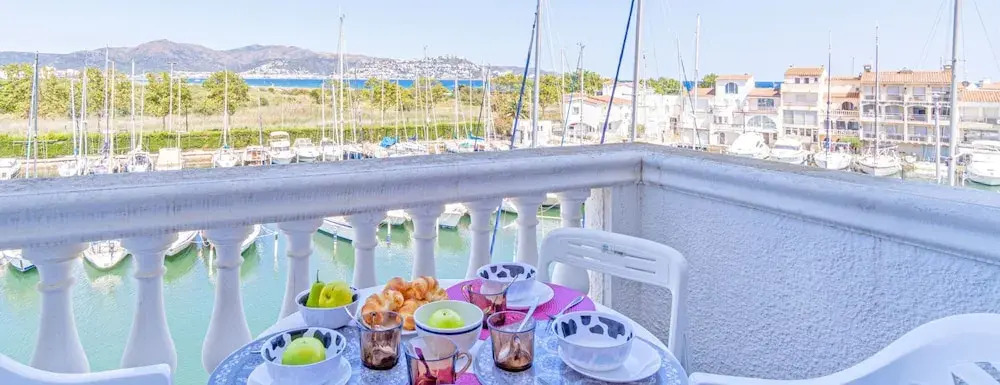 Terrace Apartment Near the Beach