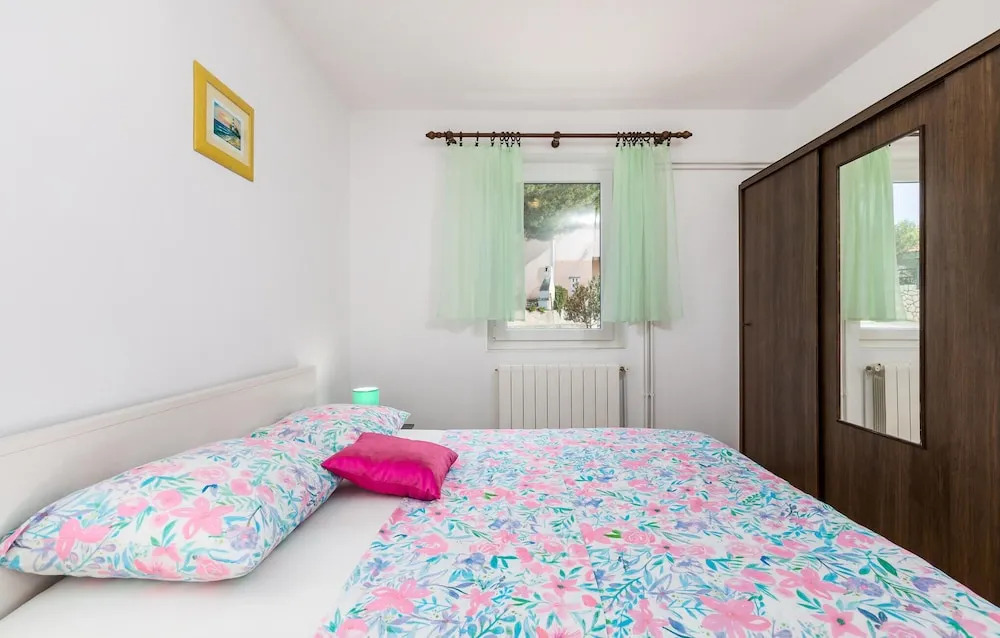 Beautiful Apartment in Barbat na Rabu With Outdoor Swimming Pool, Wifi and 1 Bedrooms