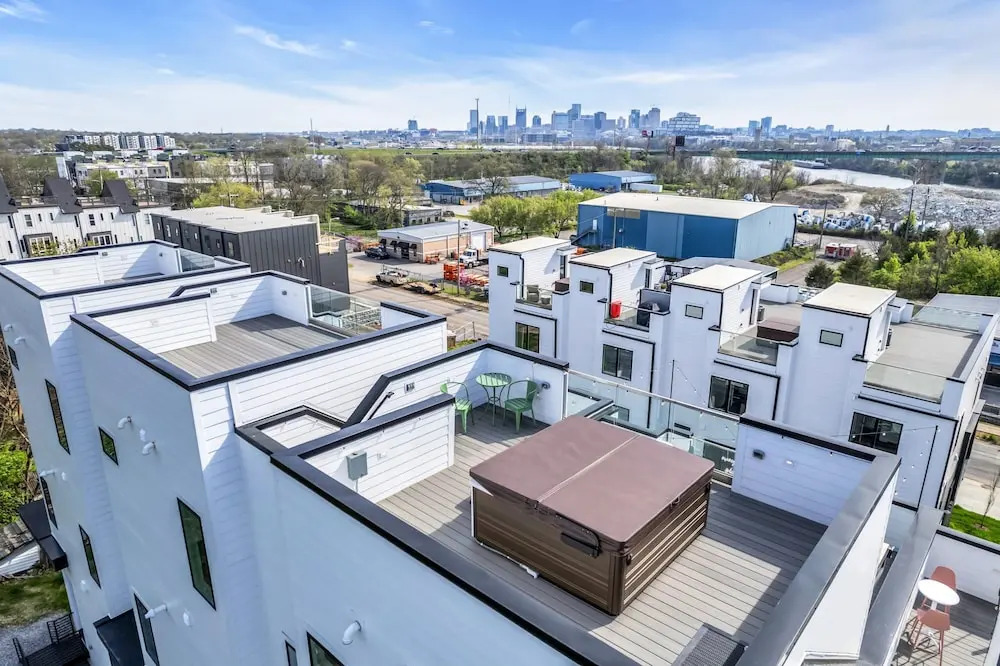 Luxury Stay With Rooftop Views in Prime Location