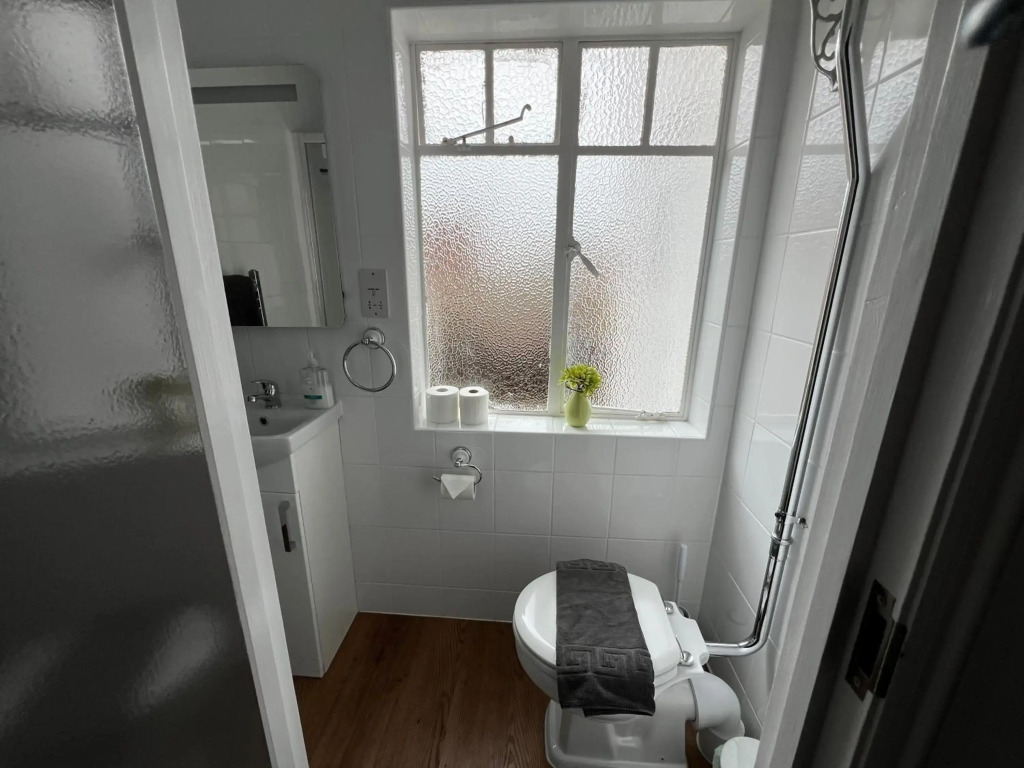 Beautiful 2b Apt in the Heart of Glastonbury.