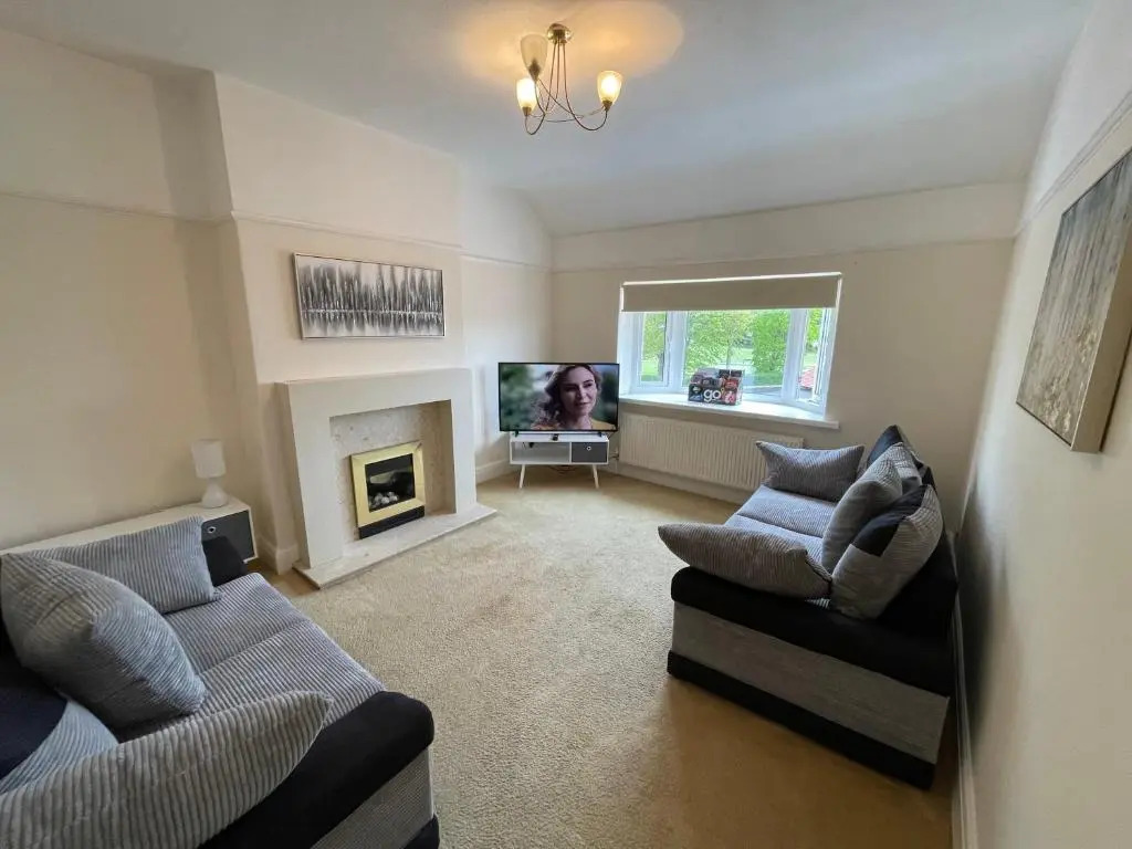 1st floor 2 bedroom apartment with park views and garden.