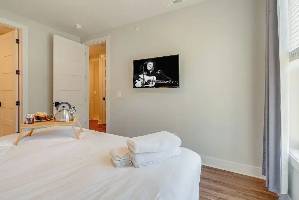 Modern Melrose-sleeps 8- Mins to Downtown Broadway