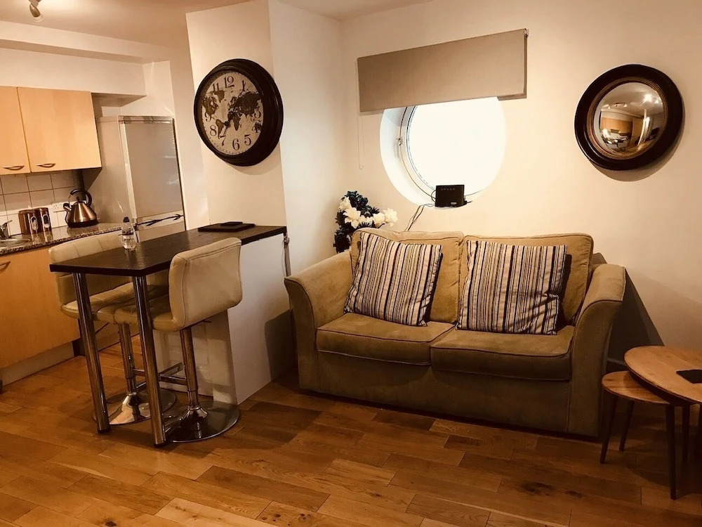 1 Bed Luxe Dockland Apartment - Free parking