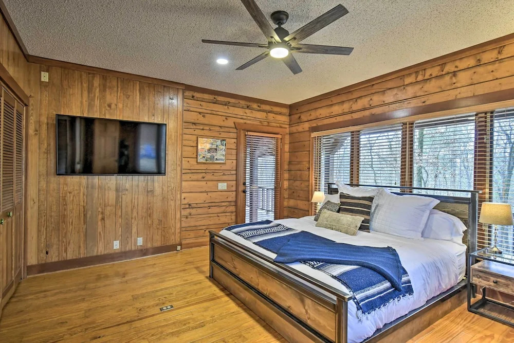 Hot Tub, Grill: Hilltop Log Cabin in Hot Springs!