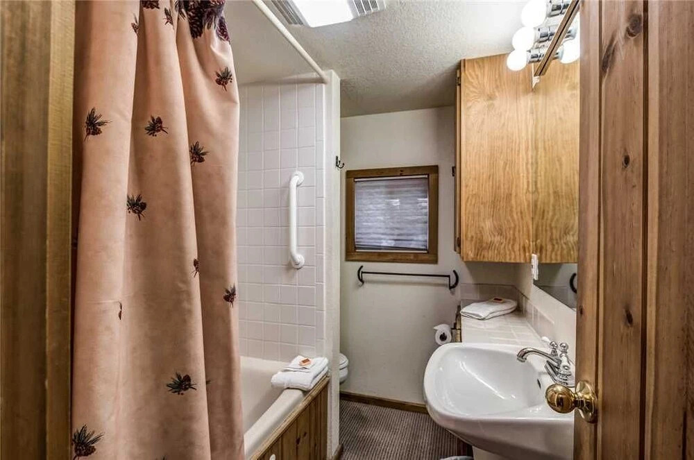 Main Stay - Four Bedroom Cabin with Hot Tub