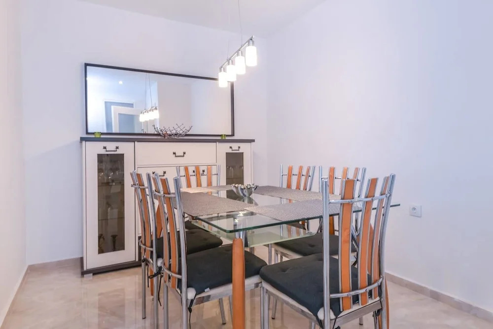 FM Deluxe 2-BDR Apartment - Simplisico