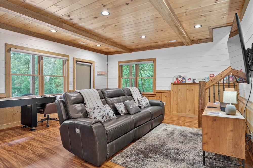 Luxury Mineral Bluff Cabin With Deck & Hot Tub!
