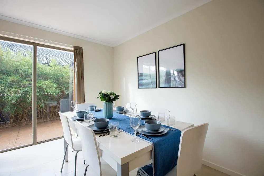 Spacious Lovely Home In Point Cook