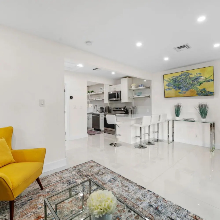 Uhost AI Stylish 1BR Bright Space w Patio