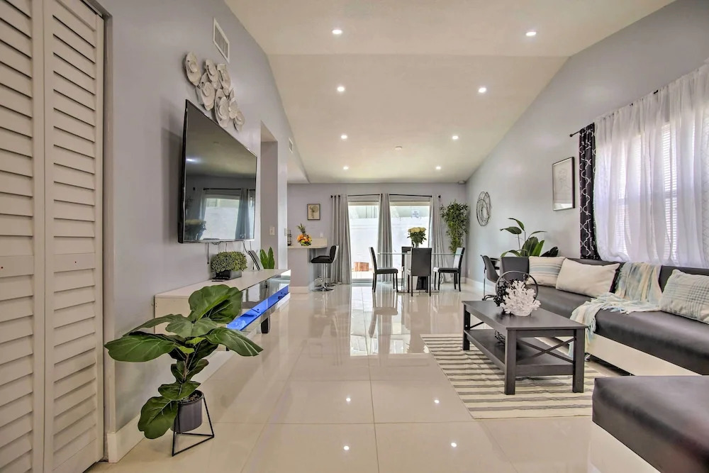 Lovely Lauderhill Retreat < 12 Mi to Beach!