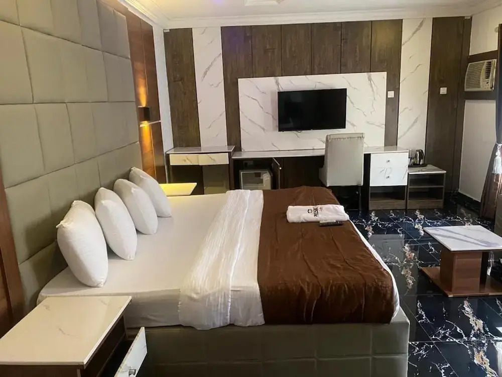Presken Hotel Castle, Opebi Lagos