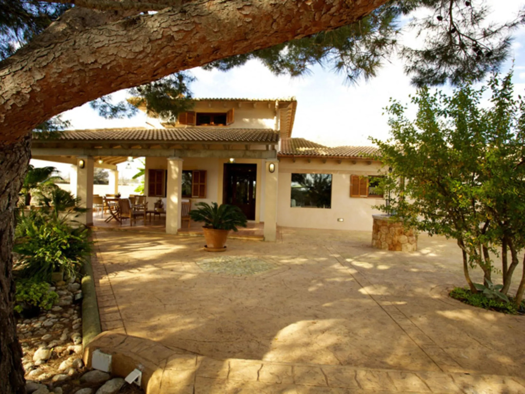 Modern country house with pool and mountain views 2 km from the sea