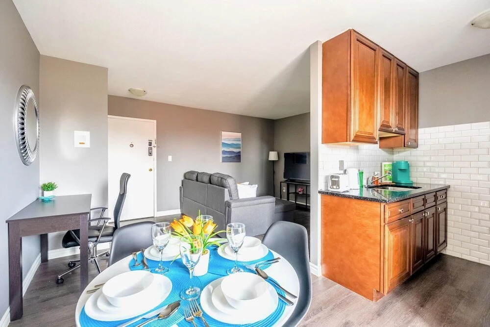 2BR Apt w King Bed and Netflix- Prime Location