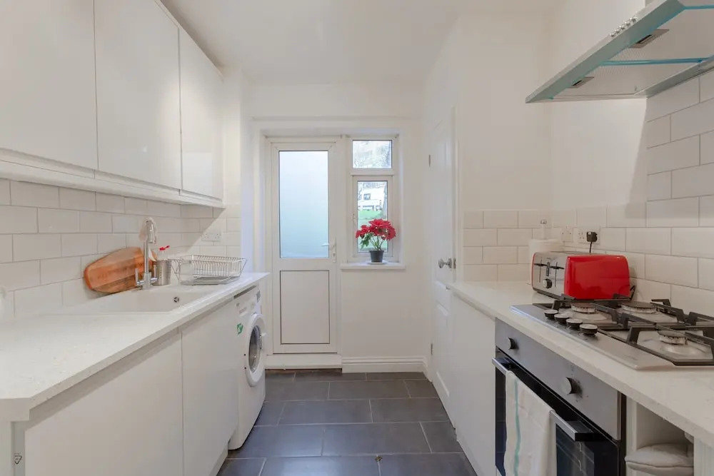 Spacious 3 Bedroom Flat Near Vibrant Camberwell