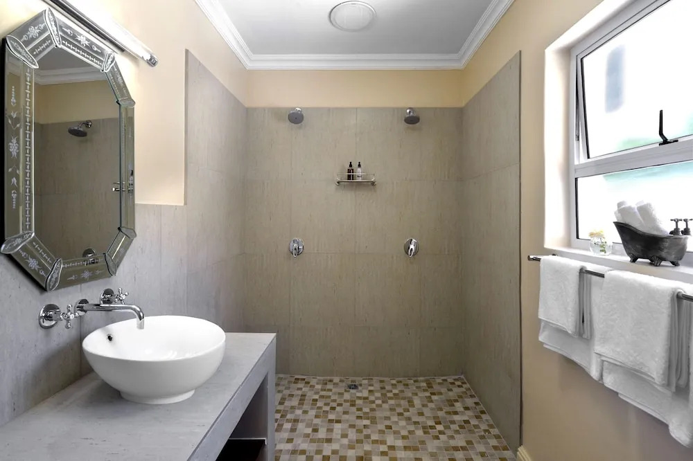 Lovely Self-catering Home, in Quiet Area, 10 Minutes Walk to Restaurants No01
