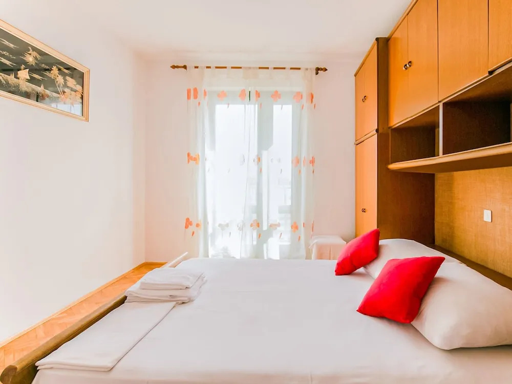 Scenic Apartment in Pakoštane near Sea & Town Center
