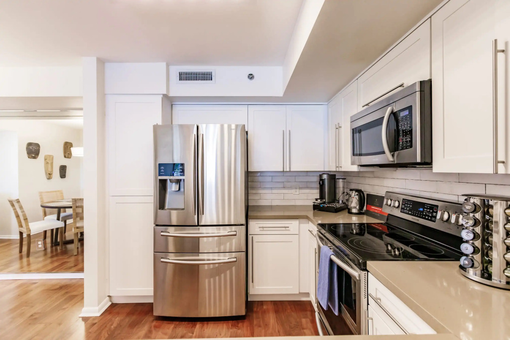 Uhost AI 3BR Condo Stunning Water Views