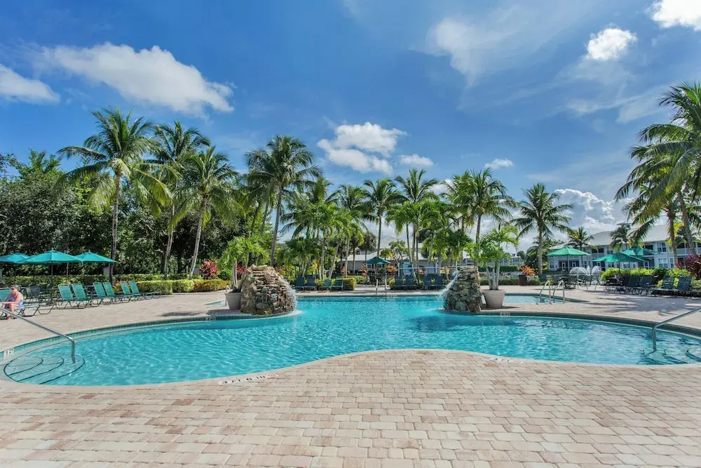 Genoa Vacation Rental: Stylish 2-BR Condo with Golf & Lake Views. Resort-Style Pool, Hot Tub, and Easy Access to Championship Golf. Minutes from Naples Beaches, 5th Avenue S, and Marco Island