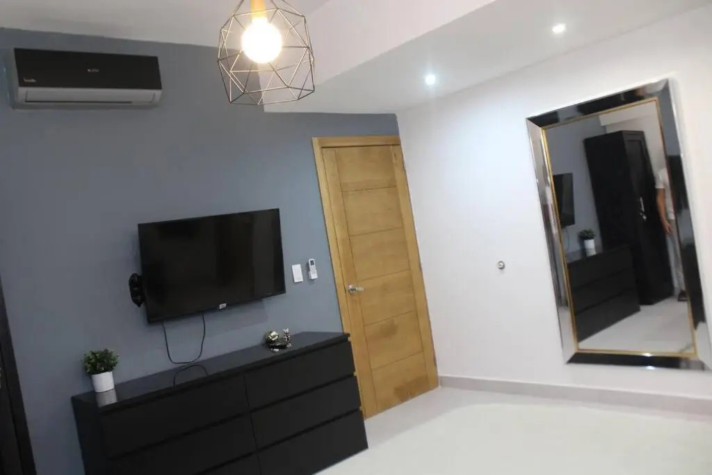 Modern 1BD Downtown+Pool+SmarTVs+BBQ+Gym