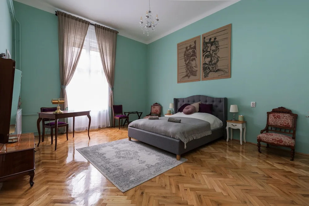 Luxury & Spacious Eclectic Style Apartment